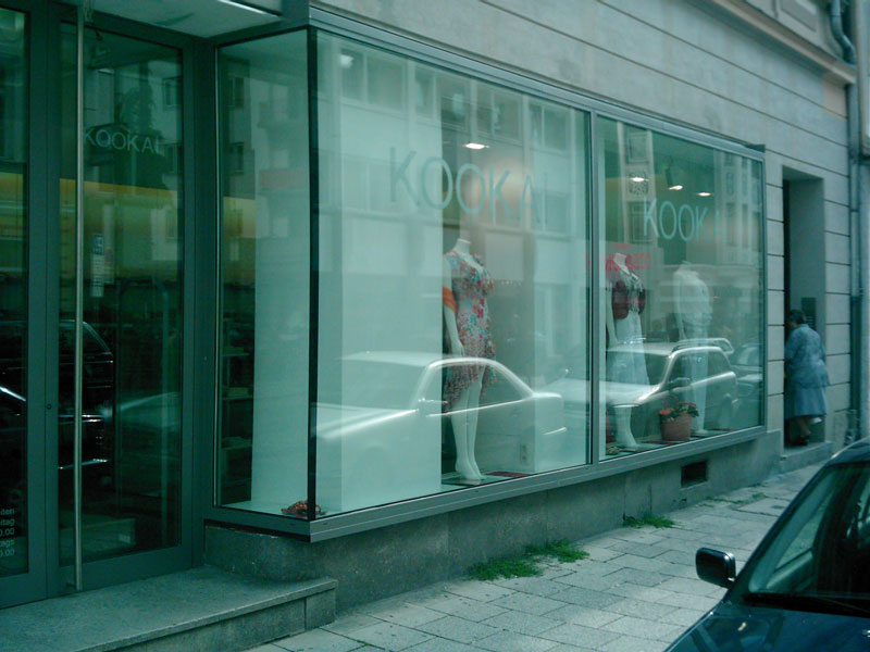 Schaufensteranlage mit Eingangstür
