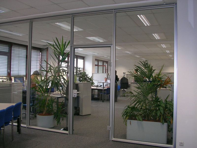 Bürotrennwand mit Glastüren